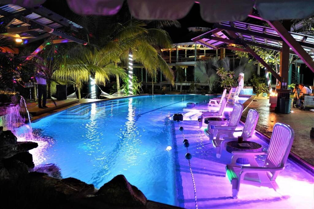 The Dock Resort Over Water Retreat Уест Енд Екстериор снимка